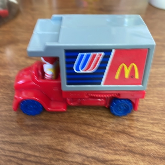 Vintage McDonald’s Happy Meal Toy United Airlines Ronald Food Truck 1995 - Picture 3 of 4